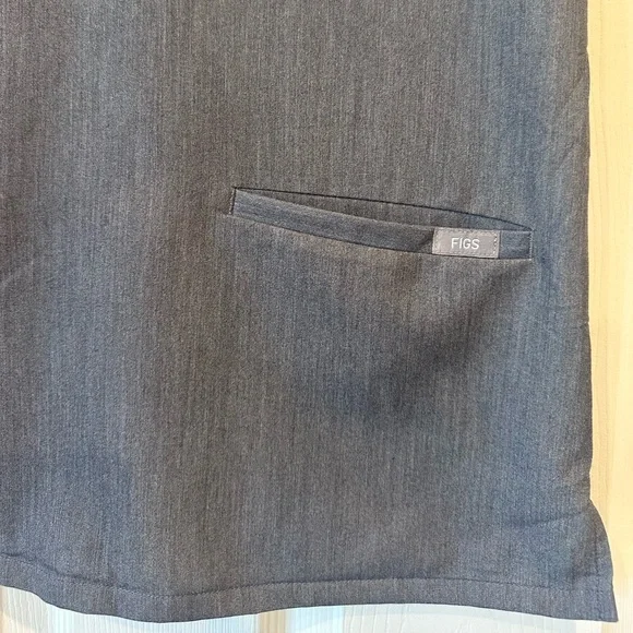 FIGS Women’s Grey Scrub Set Jogger Pants V-Neck Top Technical Collection Size XS - Picture 4 of 12